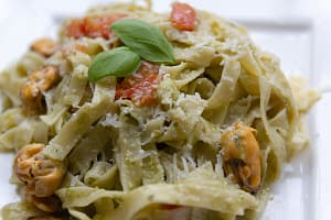 Zeeuwse pasta met mosselen en pesto - Zeeuwse delicatessen